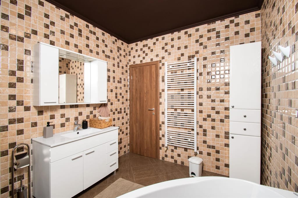 Bathroom with a mirrored cabinet, a washbasin and mosaic tiles