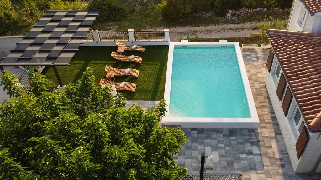 The pool, the pergola and the sunbeds seen from above